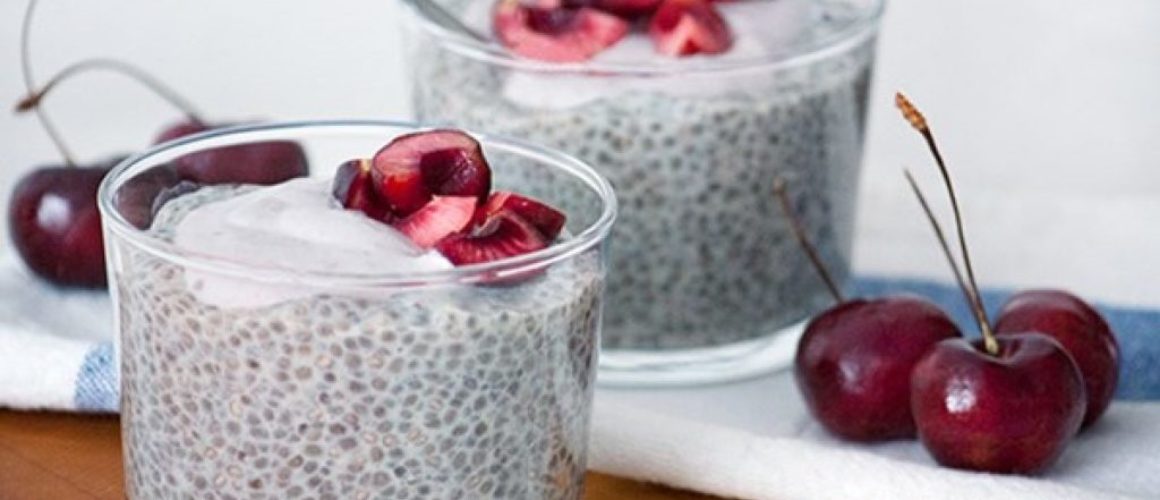 Foto contendo sementes de chia com cerejas e iogurte