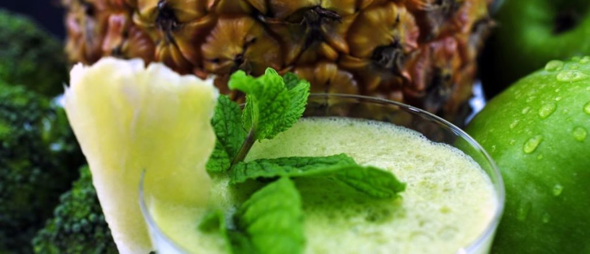 Foto de Suco Funcional de Abacaxi com Salsão e Gengibre.